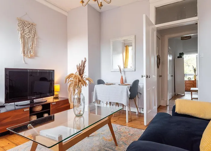 Bright And Quiet 1 Bedroom Apartment, Close To Haymarket