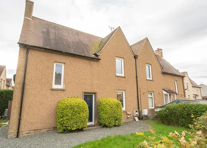 Charming Family House In Rosewell - Pass The Keys