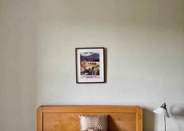 Stylish Canal-Side Retreat In Central Edinburgh