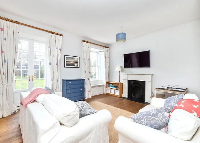 Charming Edinburgh 2-Bedroom 2-Bathroom Apartment