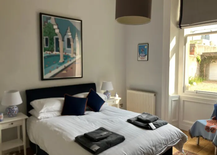 Victorian Apartment With Car Parking In Driveway, Murrayfield