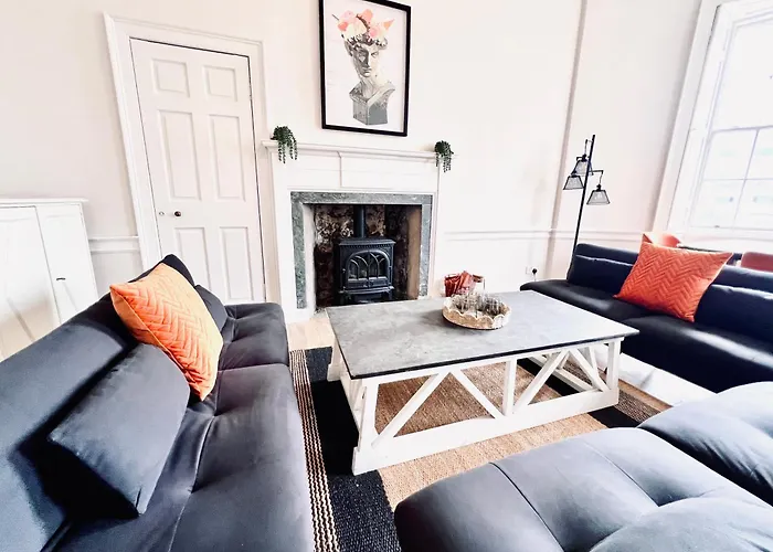 Heart Of The City- 3 Bedroom Oasis