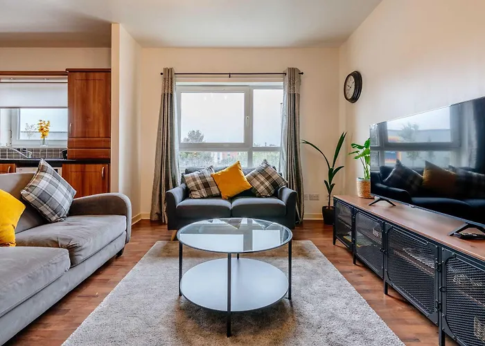 Charming 3-Bed Apartment Free Parking West End