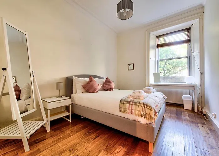 Central Apartment Next To The Usher Hall