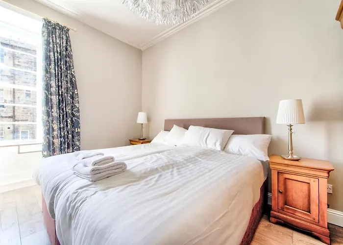 Beautifully Presented, Well Located, 2 Bed Apt.