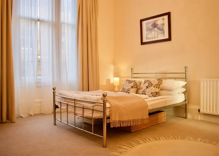 2 Bedroom Stockbridge Flat