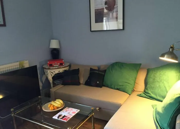 2 Bedroom Modern Apartment In Central Edinburgh