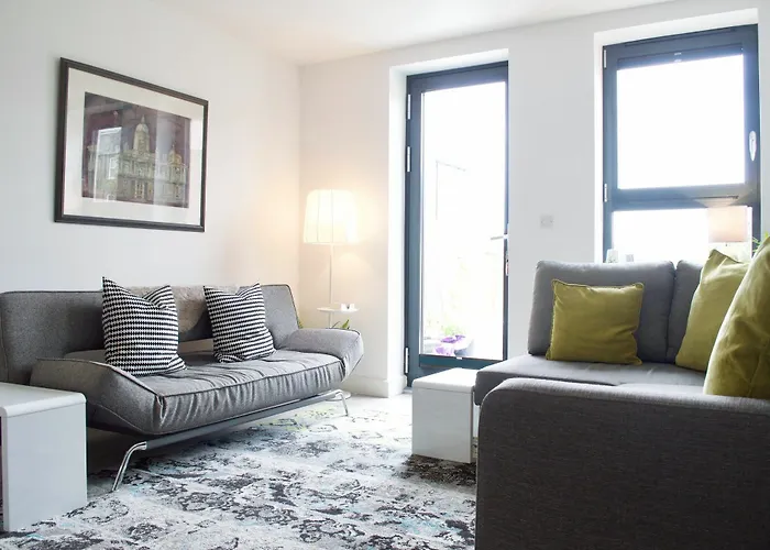 Central 2 Bedroom Apartment With Free Parking