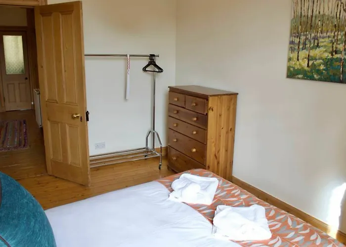 2 Bedroom Flat Near The Kings Theatre