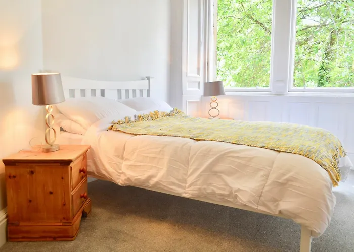 Spacious 3 Bedroom West End Flat