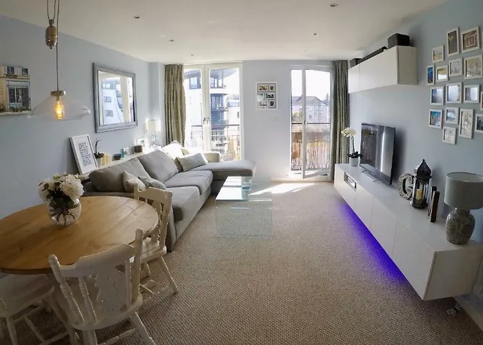 East Pilton - 2 Bed Edinburgh Apartment Free Parking & Balcony