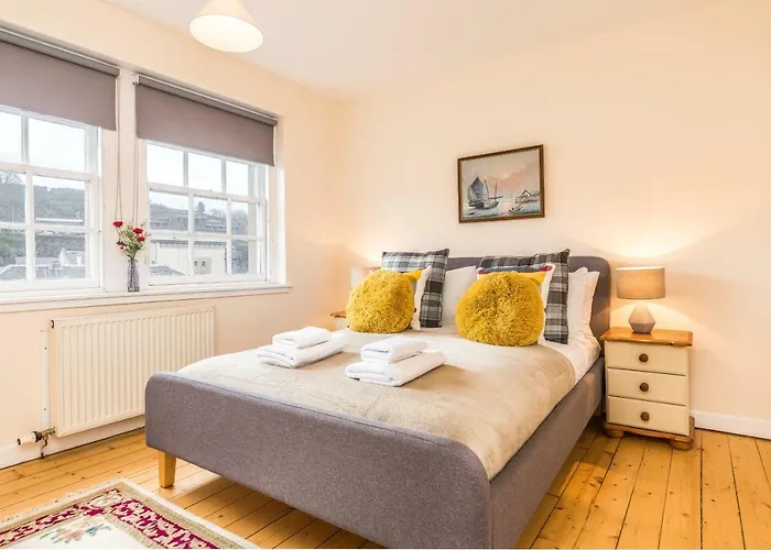 Sunny & Spacious Royal Mile Apt Dating From 1677
