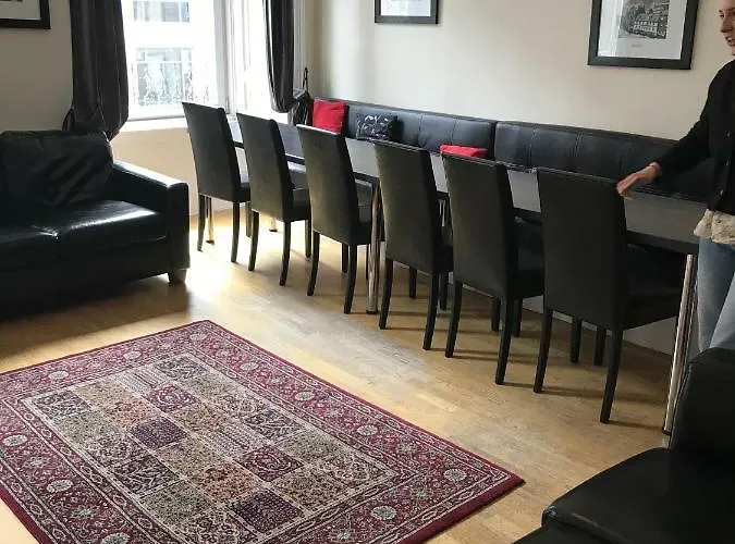 Central Apartment Sleeps Upto 16 People