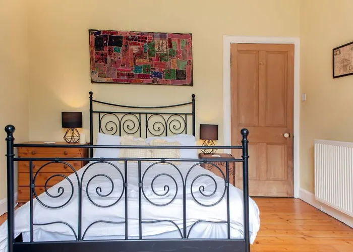 4 Bedroom Apartment Near The Meadows