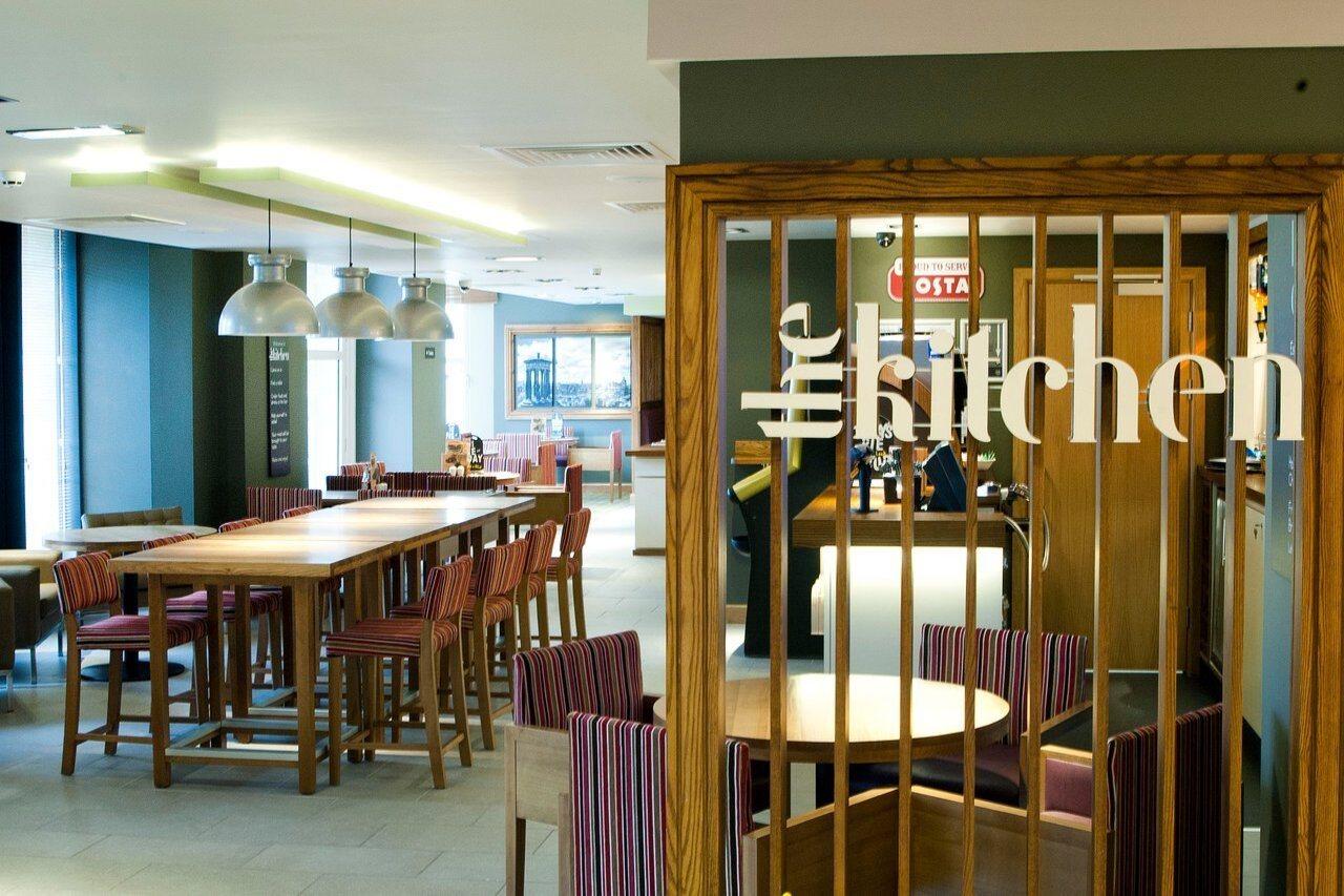 Premier Inn Edinburgh Princes Street Hotel 3*