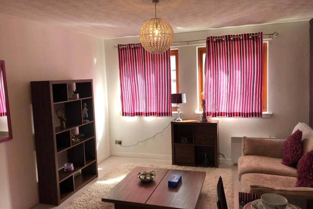 Apartment Chic 2 Bed With Free Parking- Recently Redecorated, 10 Minutes To Centre