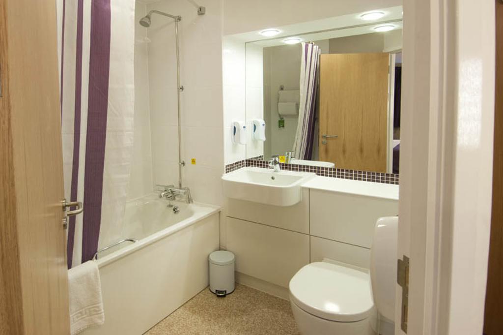 Premier Inn Edinburgh Princes Street 3*