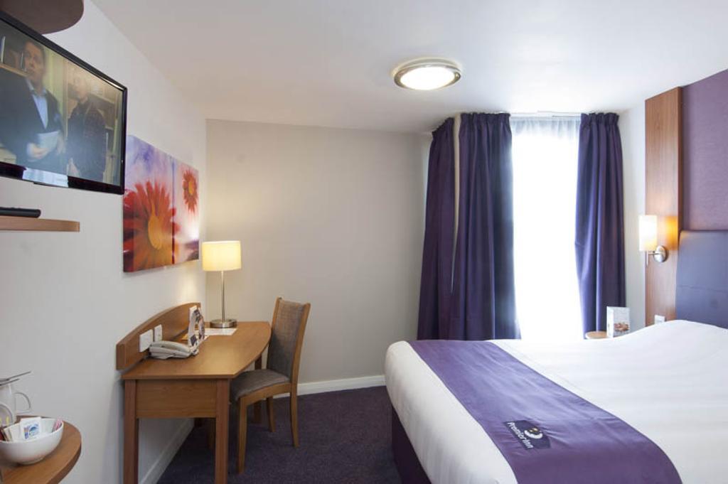 Premier Inn Edinburgh Princes Street Hotel 3*