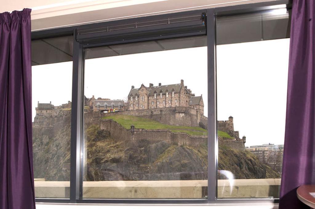 Premier Inn Edinburgh Princes Street Hotel 3*