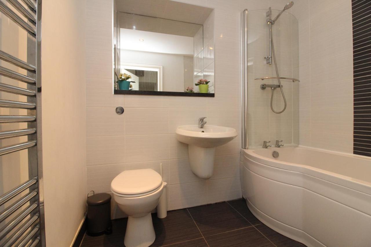 Two Bedroom Victorian With Free Parking Apartment *