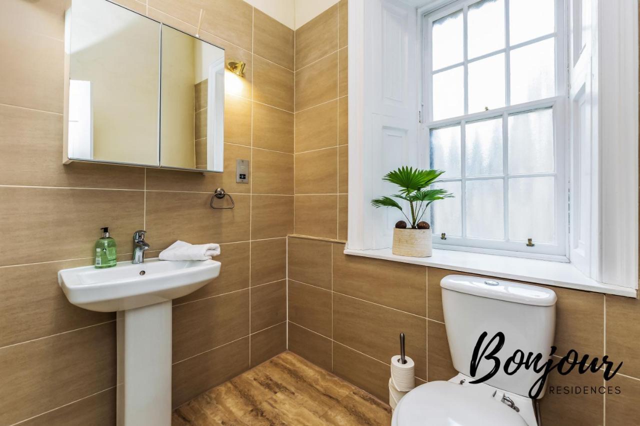 Royal Mile 4br-3ba - Views & Free Parking By Bonjour Residences Edinburgh