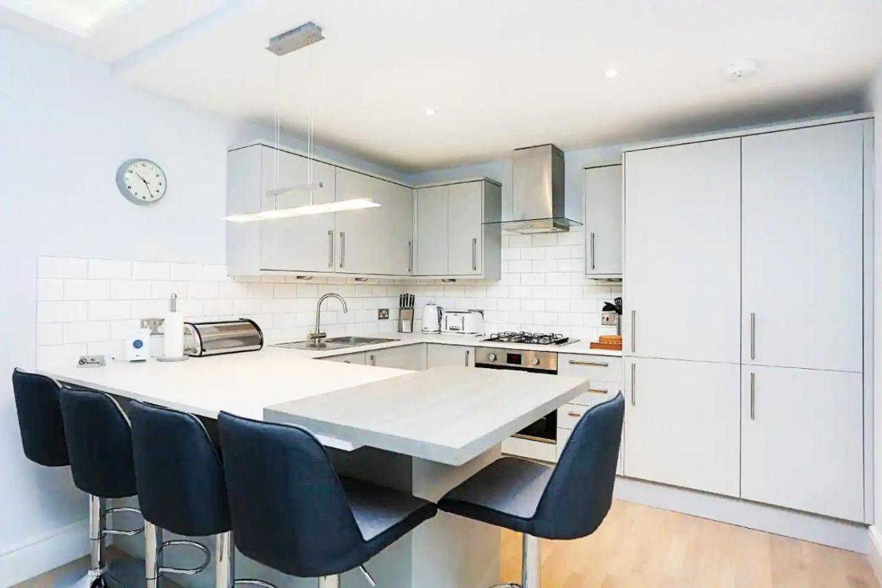 Modern 3 Bedroom Apartment, West End Apartment EDI