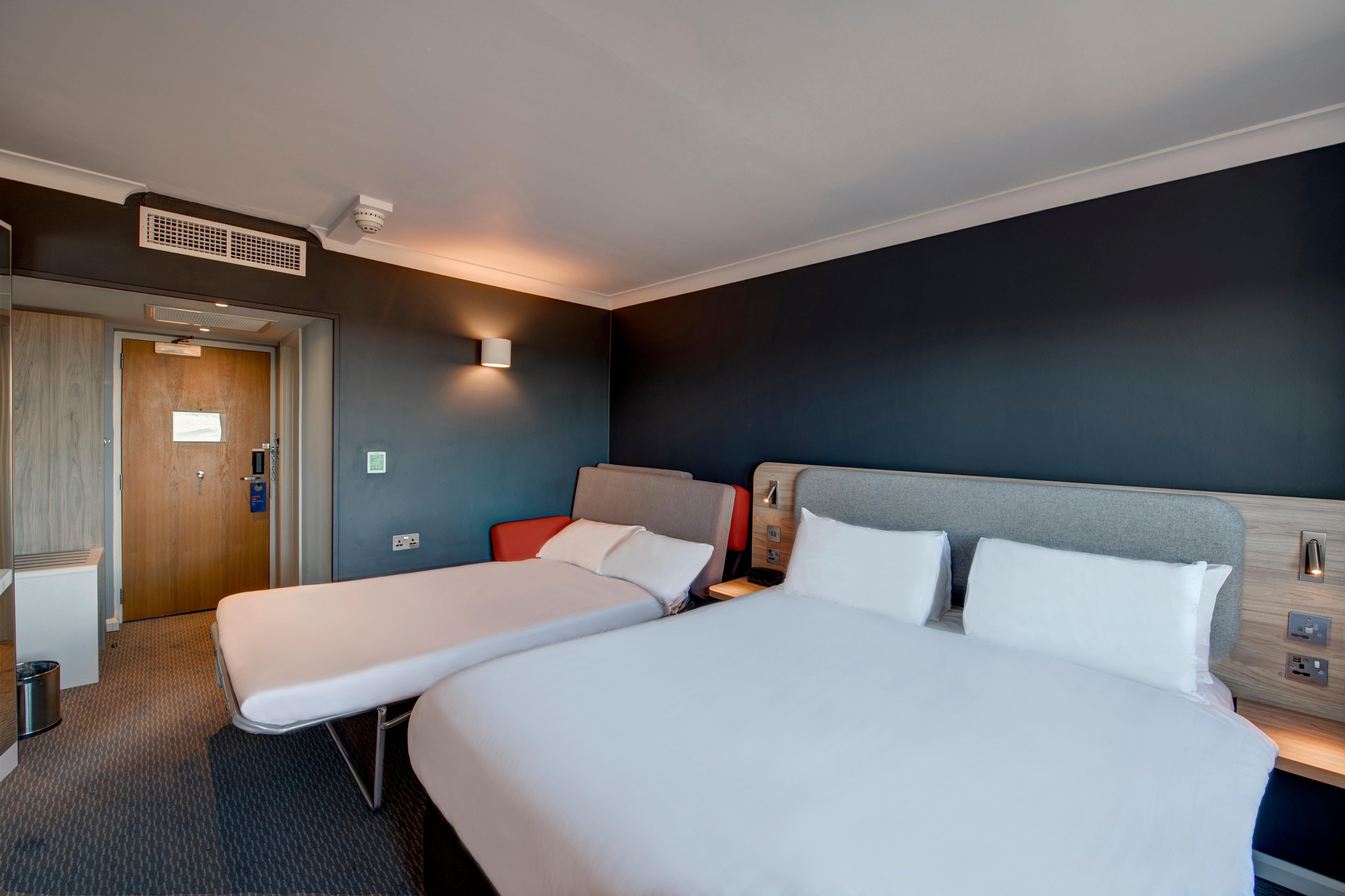 Express West By Ihg Hotel