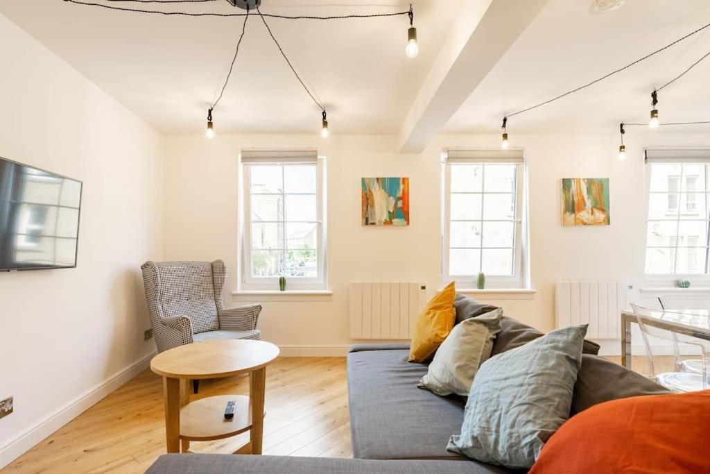 Apartment Central, Bright 2 Bed Flat - Pool & Sauna