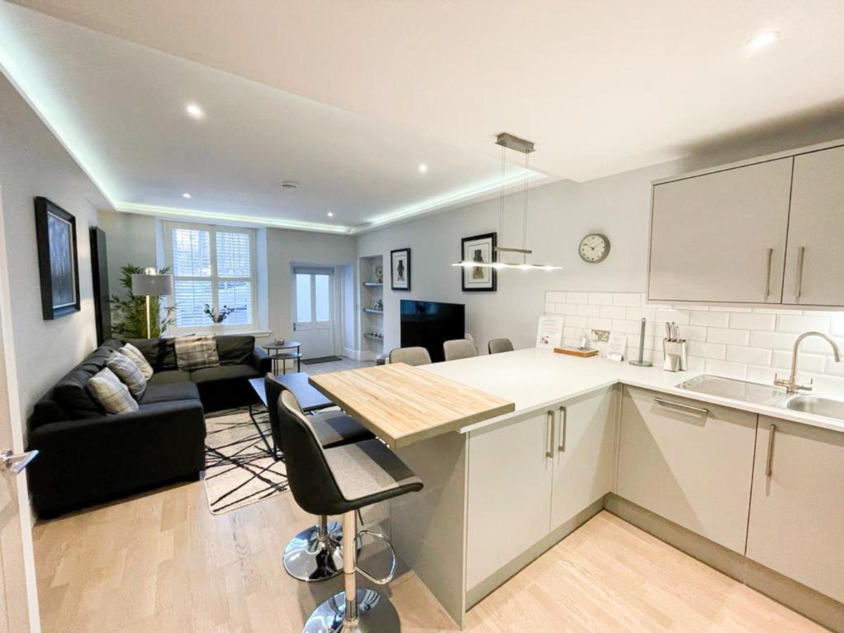 Apartment Modern 3 Bedroom Apartment, West End EDI