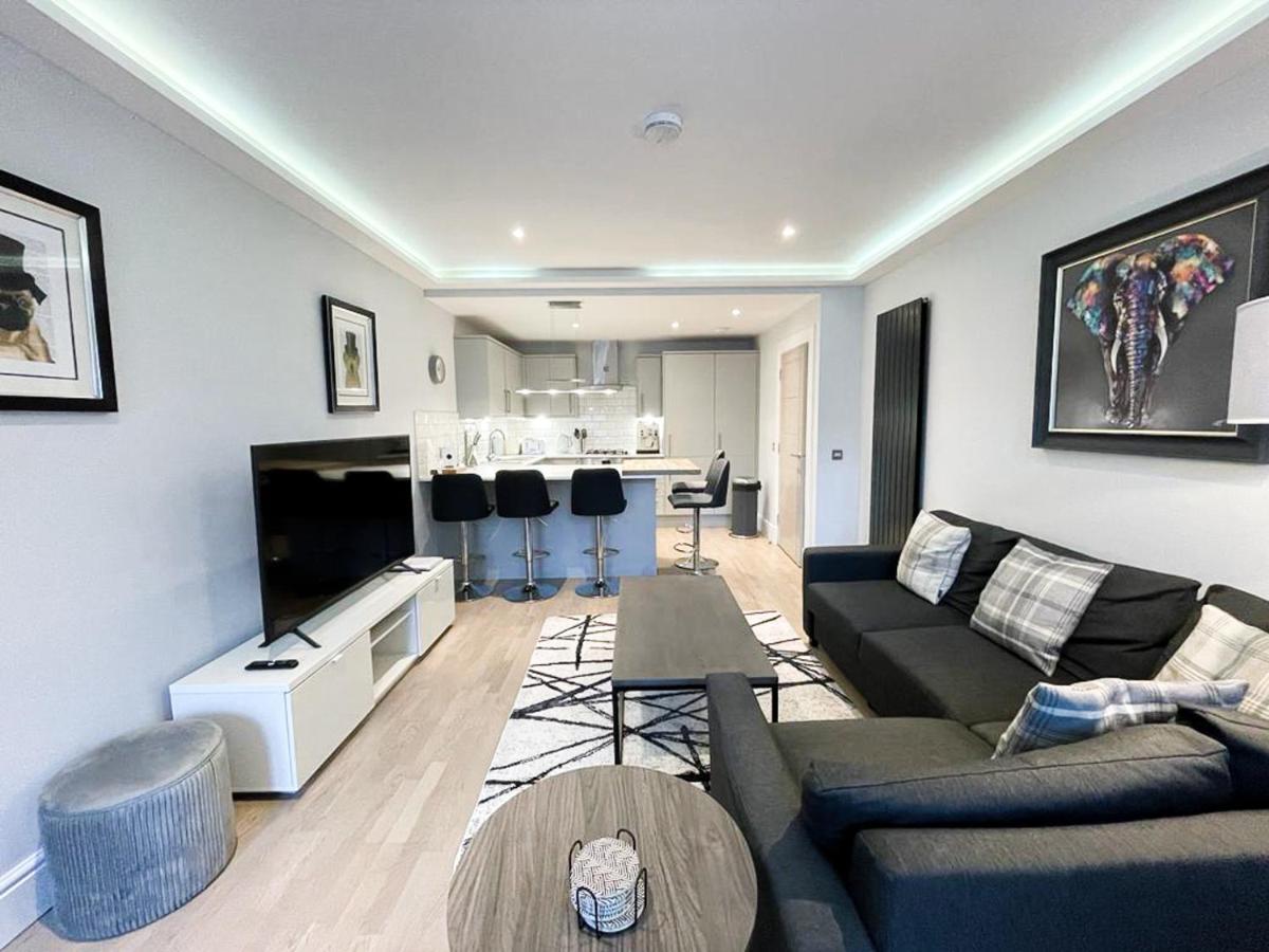 Modern 3 Bedroom Apartment, West End * EDI