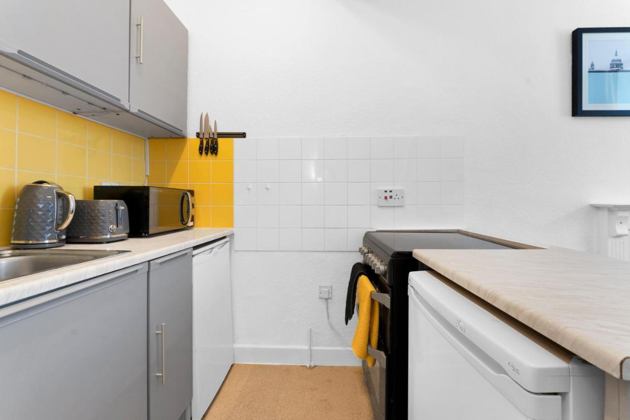 Modern & Spacious 1 Bedroom - Close To Centre - Sleeps Up To 3 Guests Edinburgh