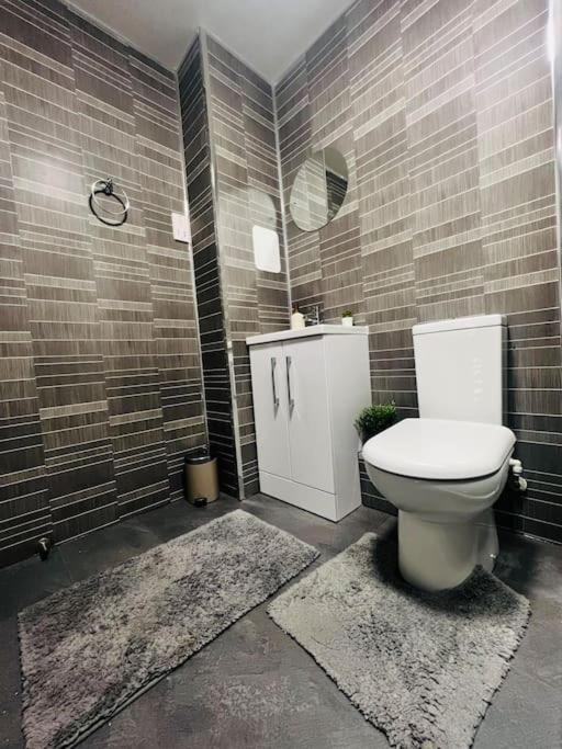 Apartment Superb 2 Bedroom With Free Parking EDI