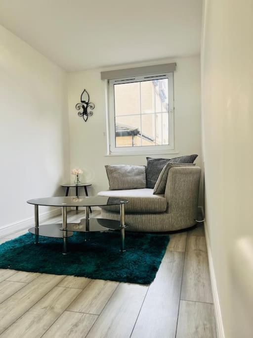 Apartment Superb 2 Bedroom With Free Parking EDI