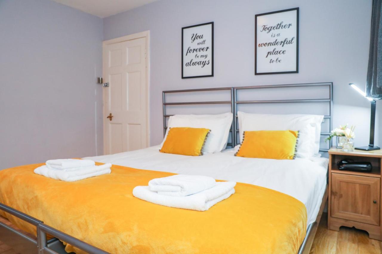 Beautiful 4 Bedroom - Free Parking Ferienhaus *