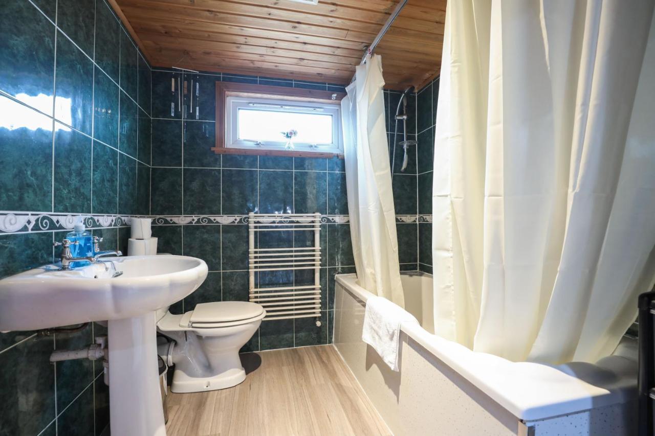 Beautiful 4 Bedroom - Free Parking Ferienhaus