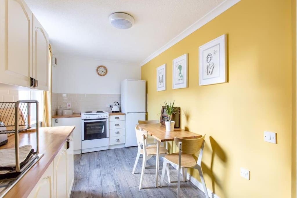 Central, Fully Equipped Flat W/parking, Leith, Edinburgh