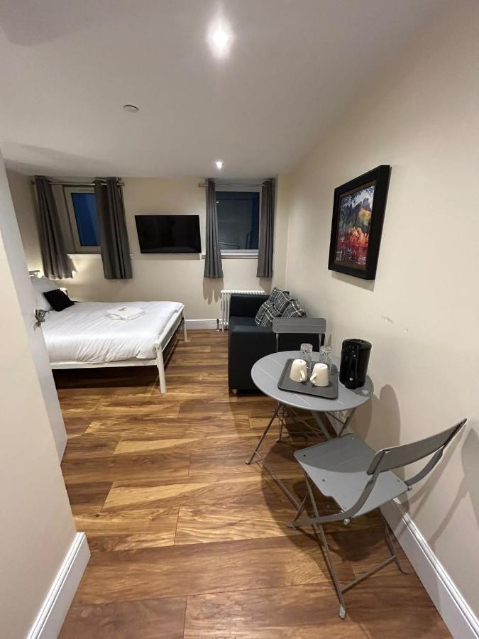 Modern Double With Sofa Privatunterkunft EDI