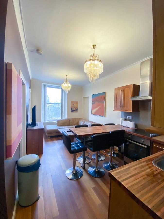 1 Minute From Royal Mile, Large 5 Bed Apartment *