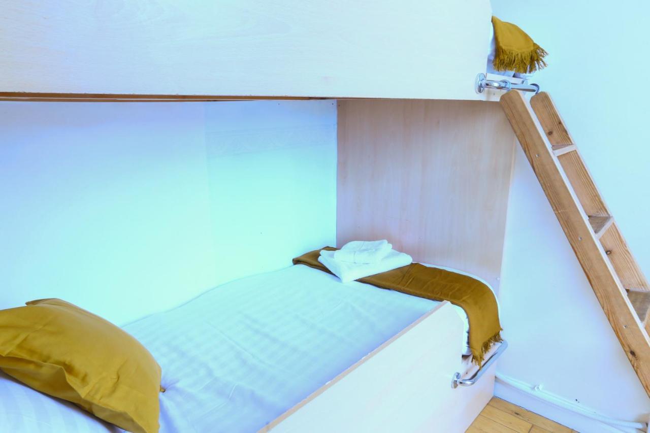 1 Minute From Royal Mile, Large 5 Bed Apartment *