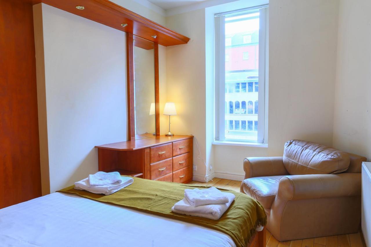 1 Minute From Royal Mile, Large 5 Bed Apartment Edinburgh