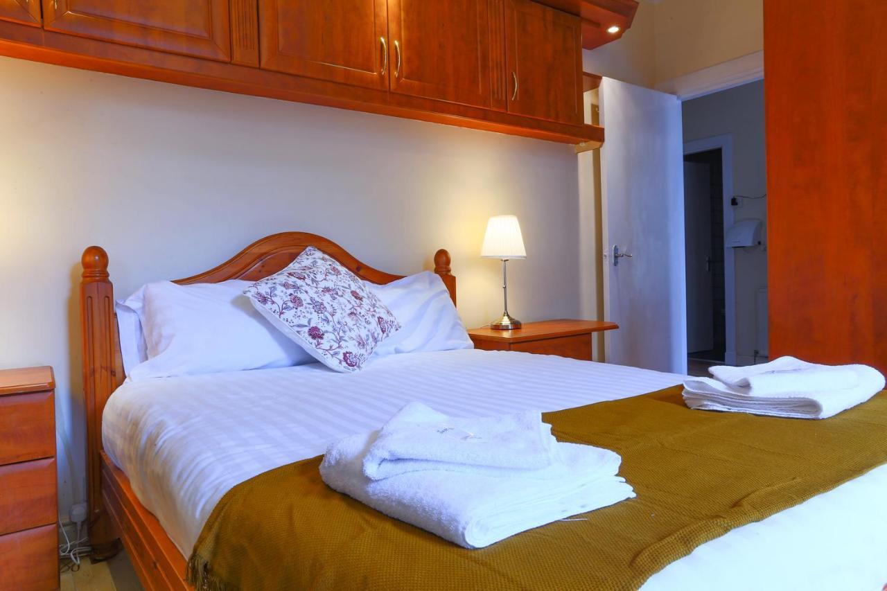 1 Minute From Royal Mile, Large 5 Bed Apartment *