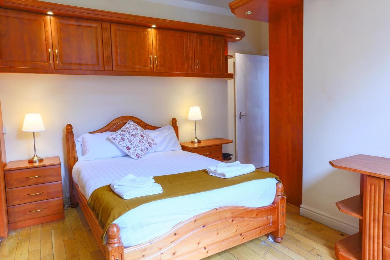 Apartment 1 Minute From Royal Mile, Large 5 Bed