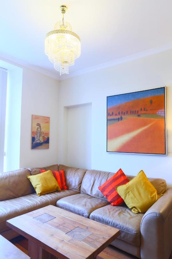 1 Minute From Royal Mile, Large 5 Bed * Edinburgh