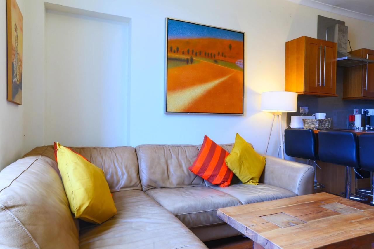 1 Minute From Royal Mile, Large 5 Bed Apartment *