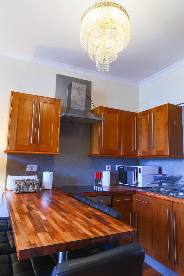 1 Minute From Royal Mile, Large 5 Bed Apartment