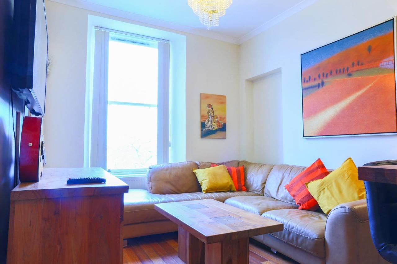 1 Minute From Royal Mile, Large 5 Bed Apartment *