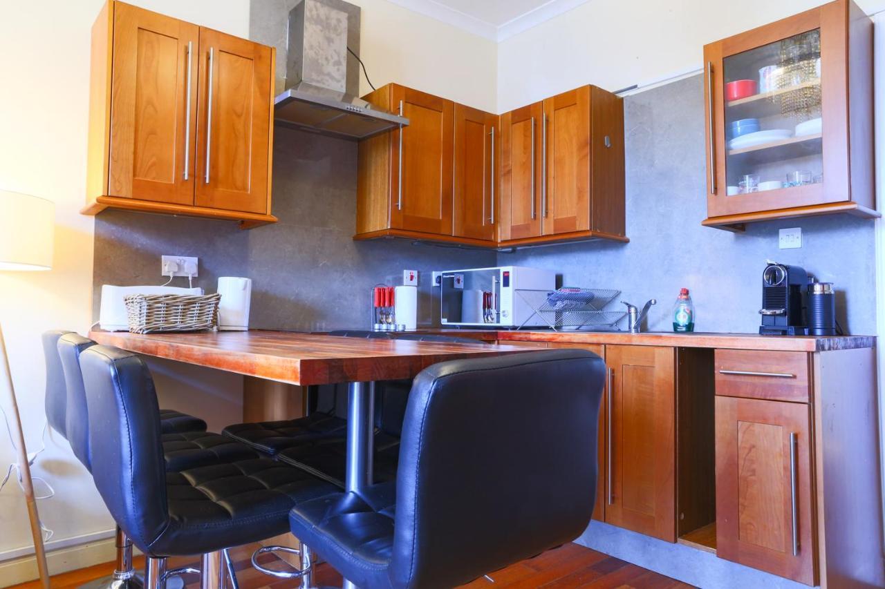 1 Minute From Royal Mile, Large 5 Bed *
