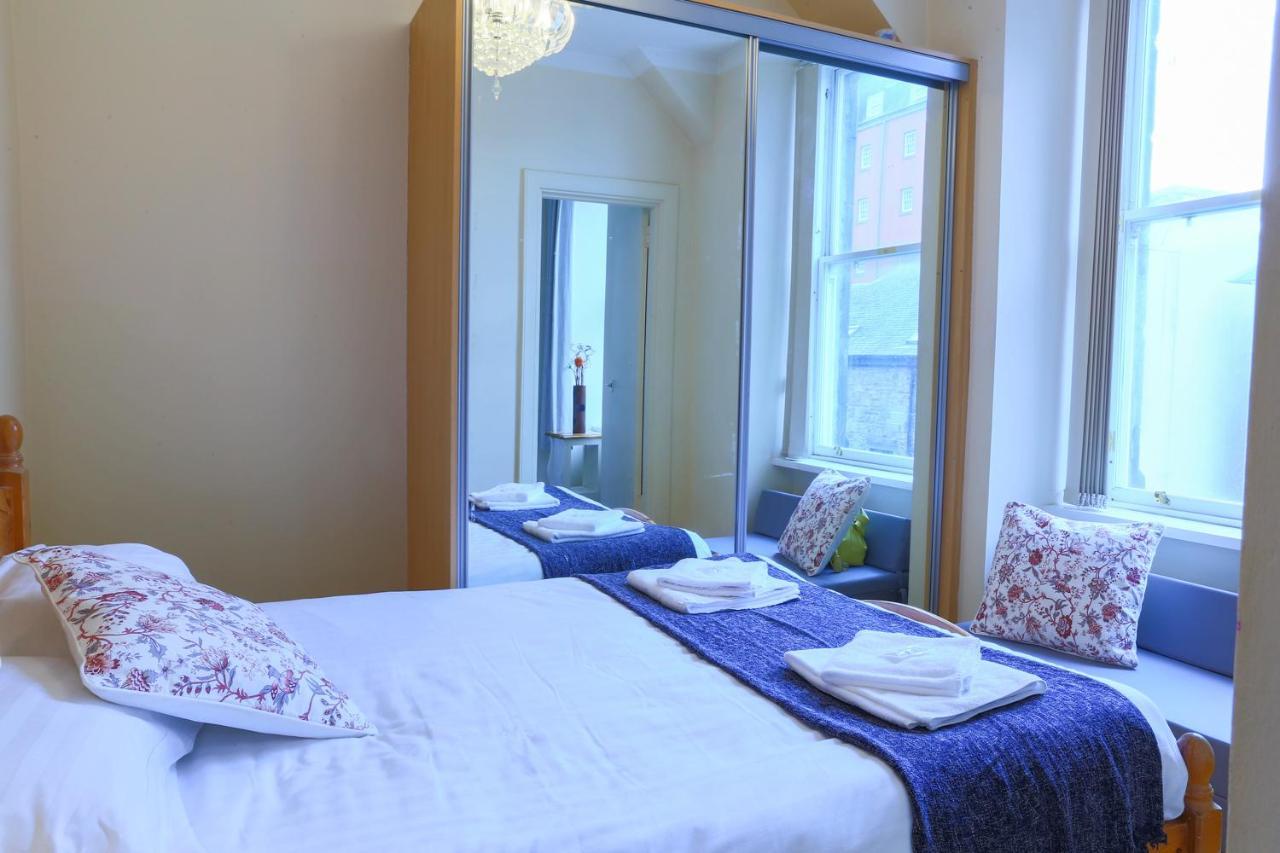 1 Minute From Royal Mile, Large 5 Bed * Edinburgh