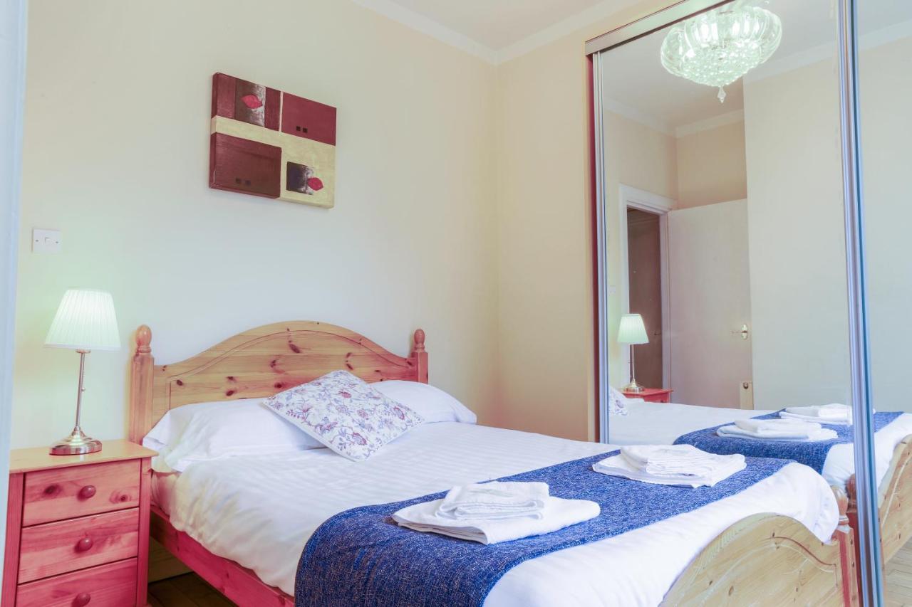 Apartment 1 Minute From Royal Mile, Large 5 Bed Edinburgh