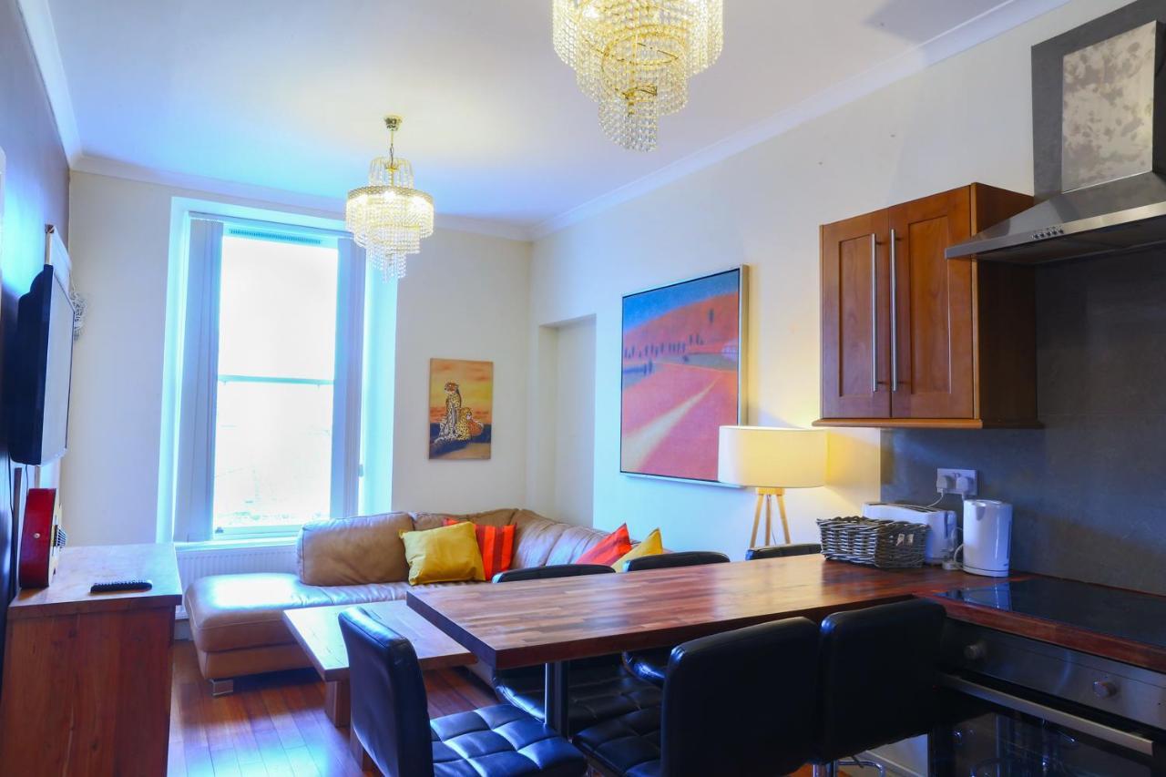 1 Minute From Royal Mile, Large 5 Bed